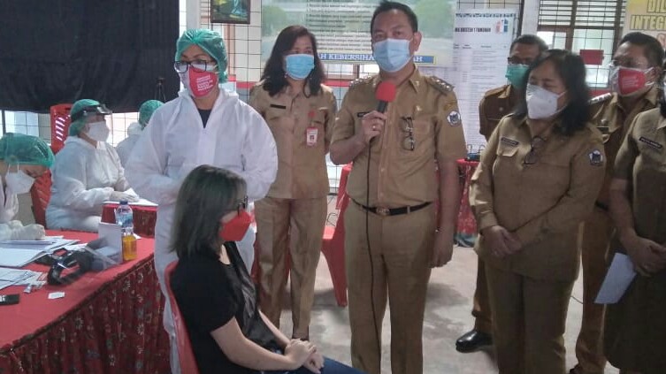 Vaksinasi Usia 12-17 Tahun Se-Sulut, Caroll Sambangi SMK Kristen 1 Tomohon Vaksinasi Usia 12-17 Tahun Se-Sulut, Caroll Sambangi SMK Kristen 1 Tomohon