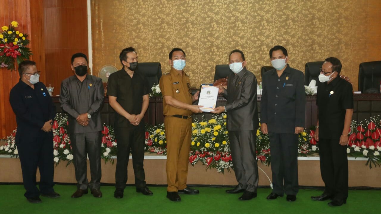 Walikota Caroll Hadiri Paripurna DPRD Tomohon Terkait Ranperda BMD