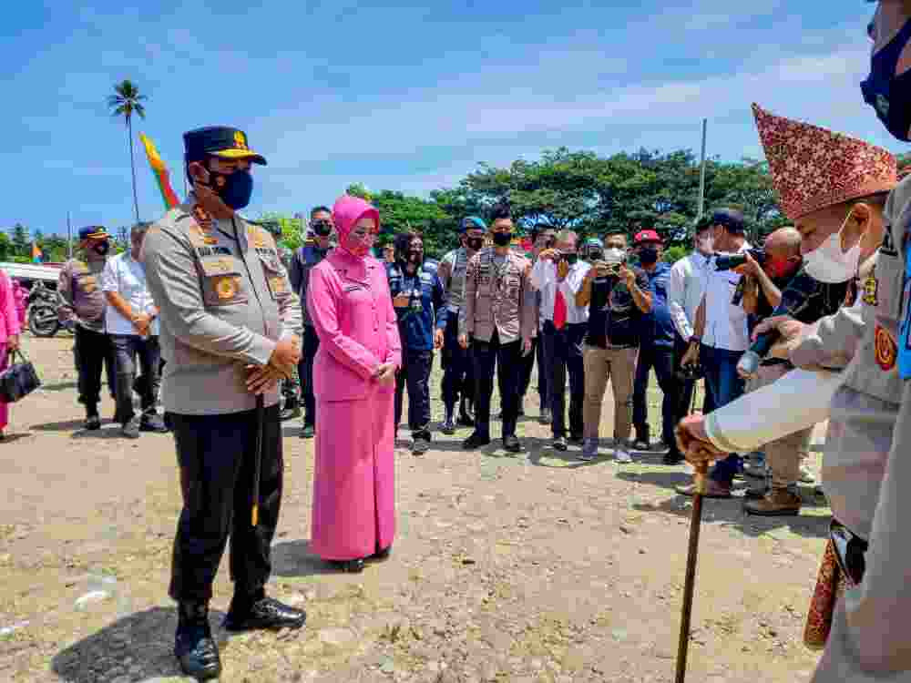 Kunker Ke Boltim: Kapolda Sulut Dijemput Dengan Adat Khas Bolaang Mongondow