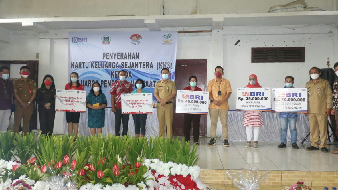 Walikota Caroll Serahkan KKS/KPM dan KUR BRI