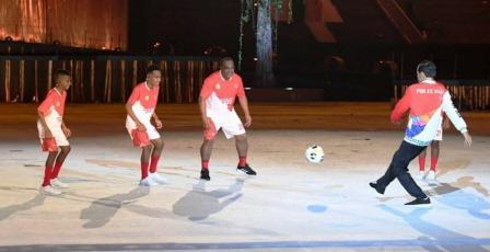 Aksi Presiden Main Bola Warnai Pembukaan PON XX Papua Aksi Presiden Main Bola Warnai Pembukaan PON XX Papua