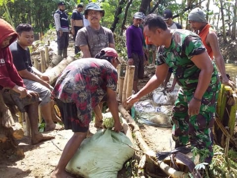 Jebolnya Tanggul Sungai, Anggota Koramil Kayen Siaga