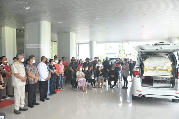 Almarhum Denny Kaligis disemayamkan di Kantor Bupati Minsel