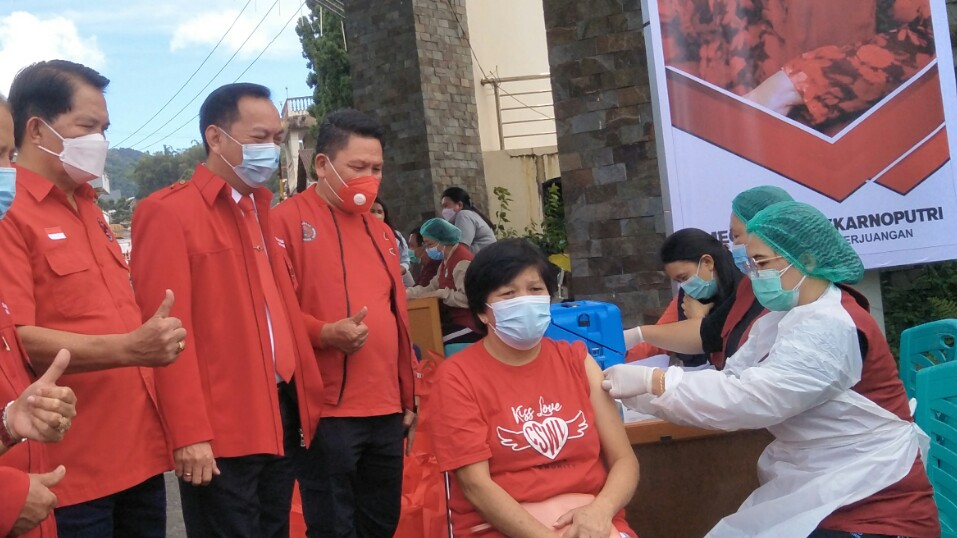Peduli Kemanusiaan, PDIP Tomohon Gelar Bhakti Sosial dan Vaksinasi Covid19 Peduli Kemanusiaan, PDIP Tomohon Gelar Bhakti Sosial dan Vaksinasi Covid19