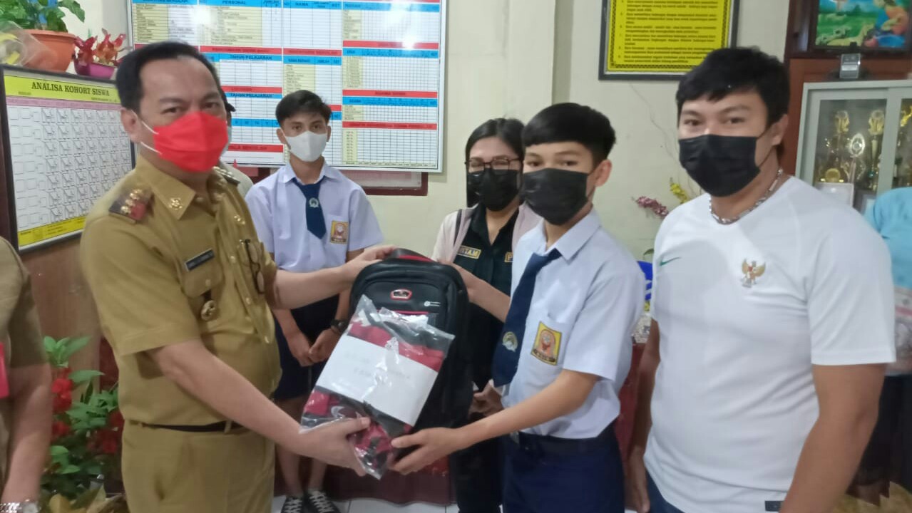 Walikota Caroll Suport 2 Siswa Berprestasi Sepakbola