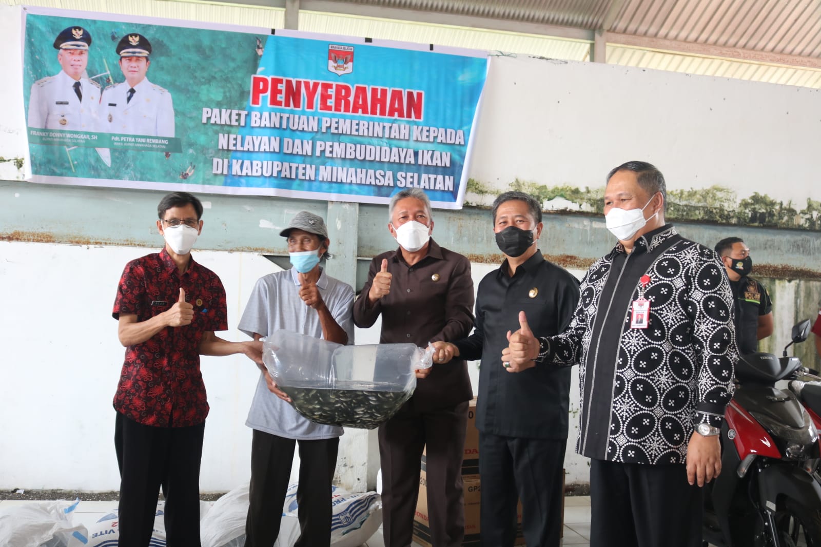 Pemkab Minsel Serahkan Bantuan Bibit Ikan Nila untuk Kelompok Nelayan dan Kendaraan Dinas bagi Pendamping PKH