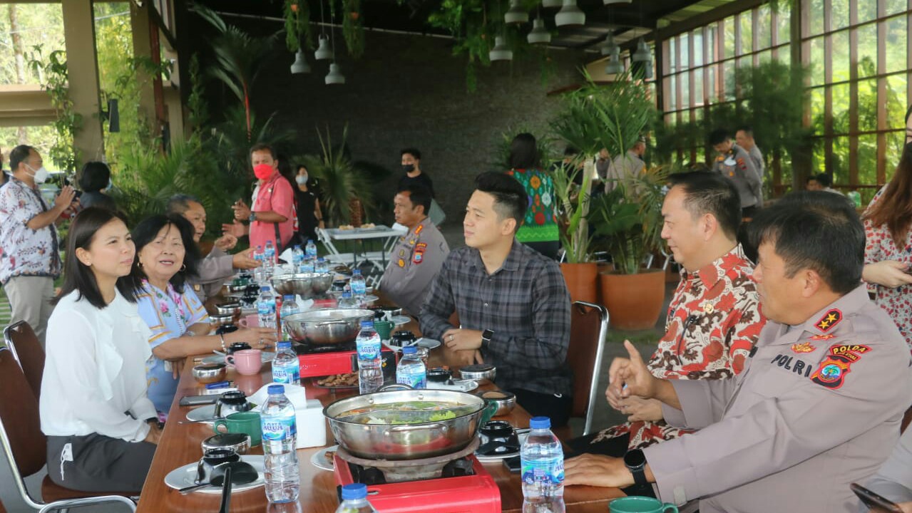 Dihadiri Kapolda Sulut, Caroll-Wenny Makan Siang Bersama Greysia Polii