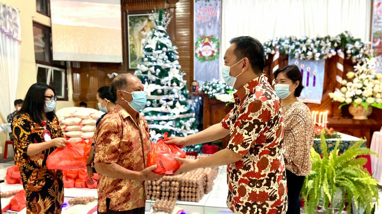 Walikota Caroll – Ketua TP-PKK Pra Natal Bersama Tomohon Barat