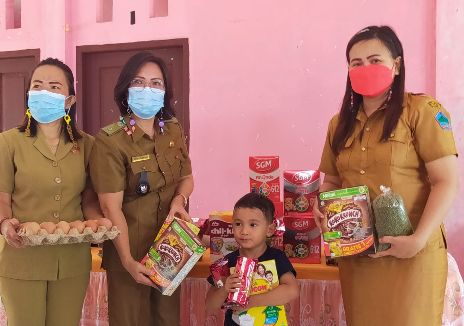 64 Anak dan Ibu Menyusui Desa Tontalete Rokrok Terima Bantuan Nutrisi Tambahan