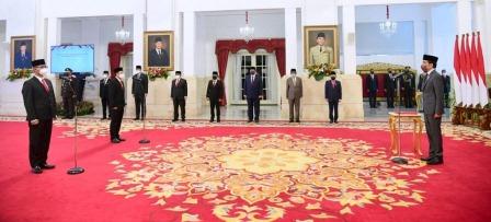 Presiden Joko Widodo Lantik Gubernur Lemhannas dan Kepala Badan Pangan Nasional Presiden Joko Widodo Lantik Gubernur Lemhannas dan Kepala Badan Pangan Nasional