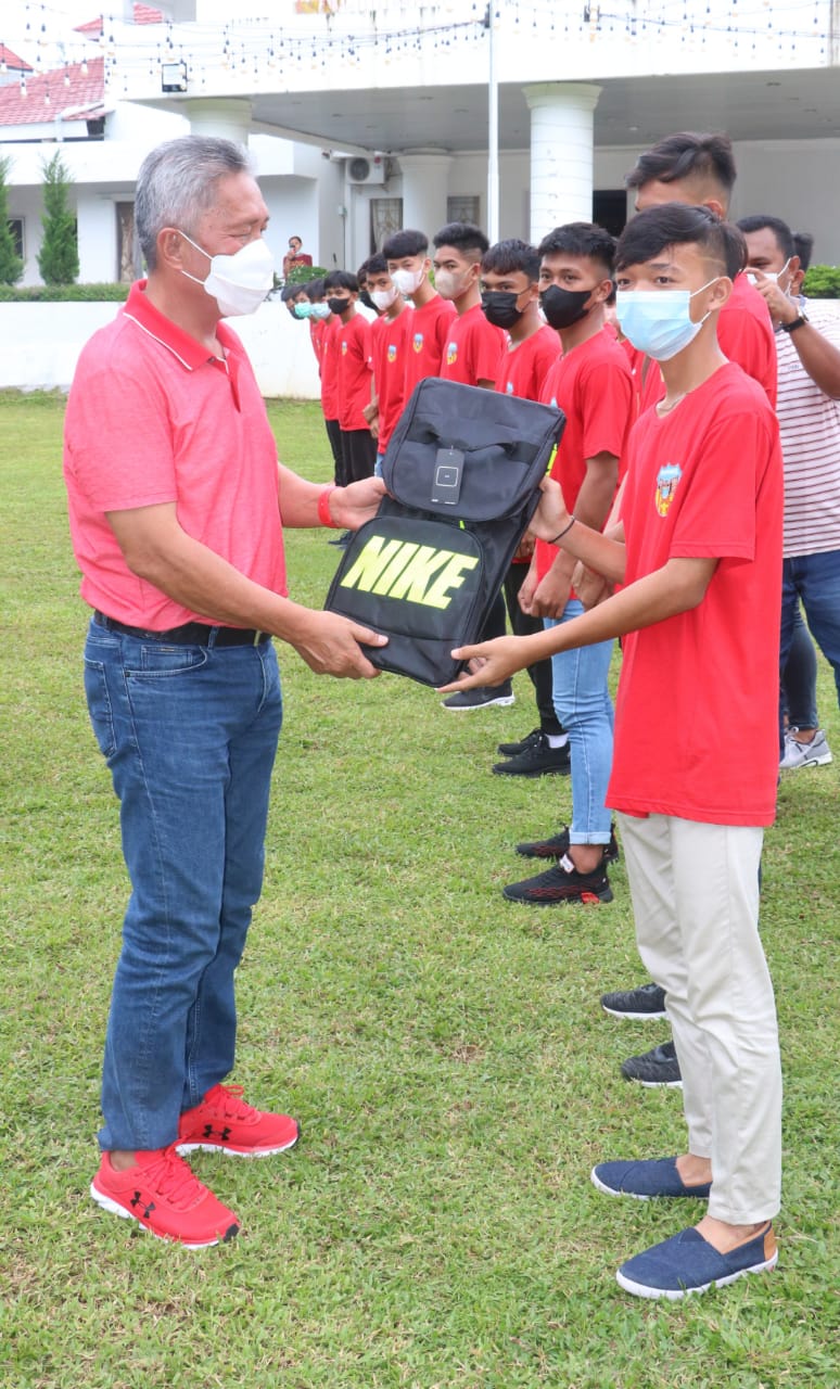 Lolos ke Putaran Nasional Piala Soeratin, Bupati FDW lepas Tim Persminsel U-17 Lolos ke Putaran Nasional Piala Soeratin, Bupati FDW lepas Tim Persminsel U-17