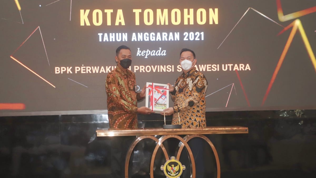 Walikota Caroll Serahkan LKPD 2021 Walikota Caroll Serahkan LKPD 2021