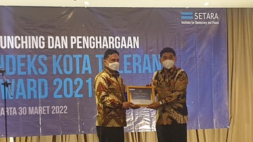 Roring Wakili Pemkot Tomohon Terima Penghargaan dari SETARA INSTITUTE