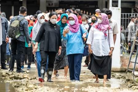 Datangi Lokasi Banjir di Lamongan, Puan Dorong Normalisasi Sungai dan Pembuatan Pintu Air