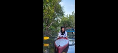 Ixel Maramis susur sungai Mangrove Sarawet dengan perahu kayak.