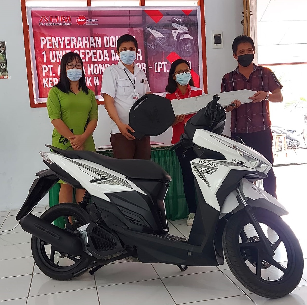 DAW Donasikan 1 Unit Motor Honda untuk SMK Negeri 1 Pusomaen Mitra