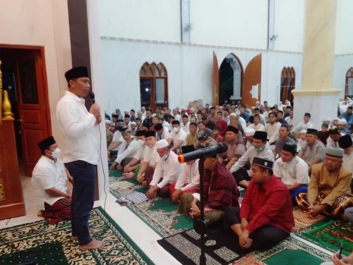 Bupati Boltim Salat Tarawih Perdana di Masjid Al-Barkah Bongkudai Barat