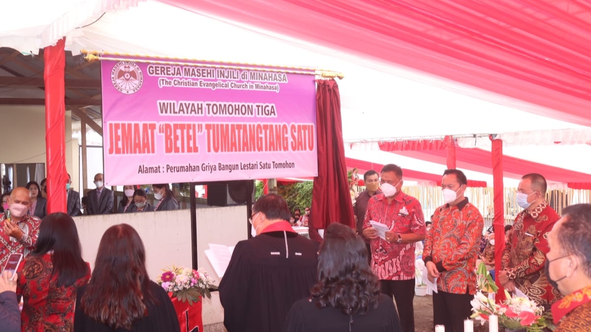 Pentahbisan Jemaat GMIM ke-1050, Caroll-Wenny Dampingi Gubernur Olly di Griya Lestari 1 Tomohon