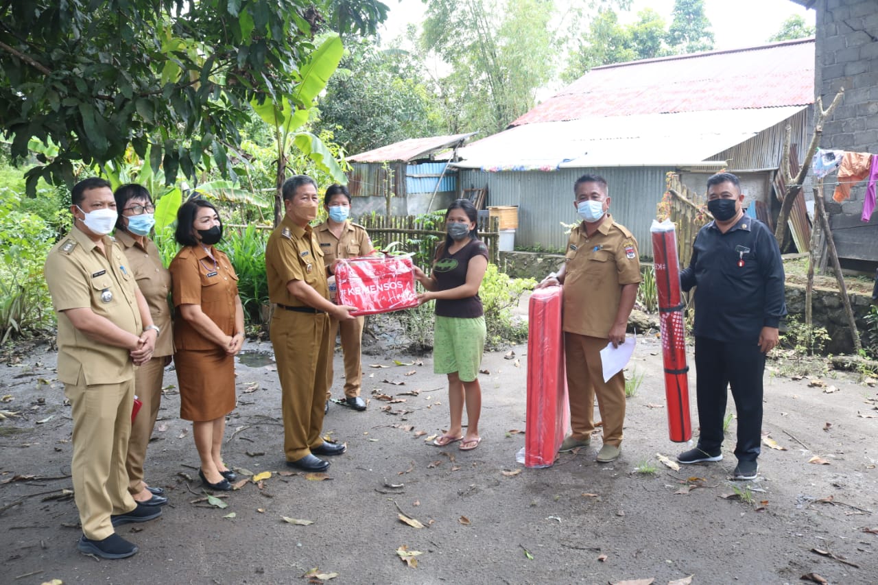 Wabup PYR Bantu Korban Banjir di Desa Matani