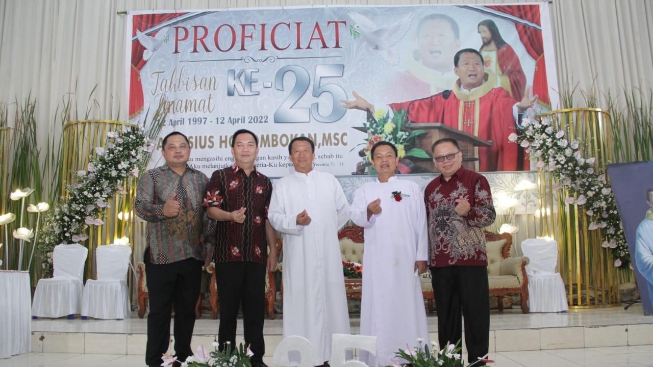 Walikota Caroll Hadiri Syukur Imamat Pastor Aloysius Tombokan Walikota Caroll Hadiri Syukur Imamat Pastor Aloysius Tombokan
