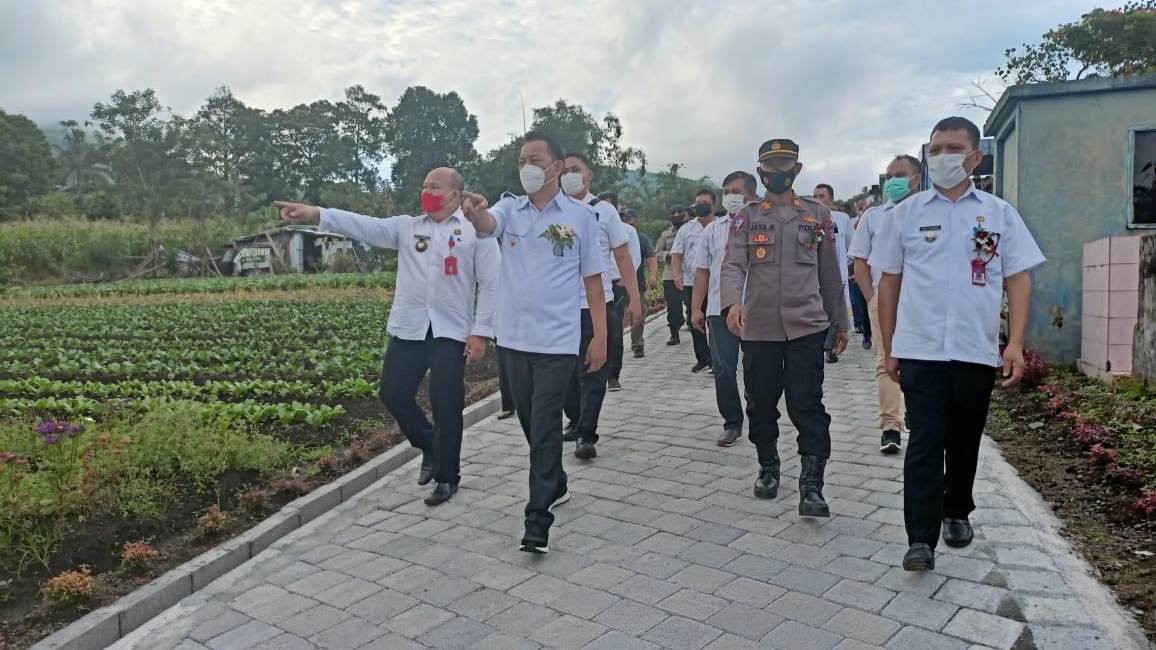 Walikota Caroll Resmikan Jalan Taman Makam Kakaskasen Dua