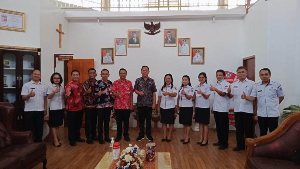 Walikota Caroll Tandatangan dan Serahkan Dokumen Perjanjian P3K Walikota Caroll Tandatangan dan Serahkan Dokumen Perjanjian P3K