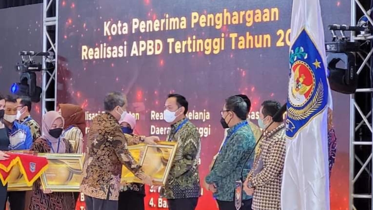 Diterima Walikota Caroll, Kota Tomohon Terbaik 2 Nasional Penyerapan PAD Tahun 2021 Diterima Walikota Caroll, Kota Tomohon Terbaik 2 Nasional Penyerapan PAD Tahun 2021