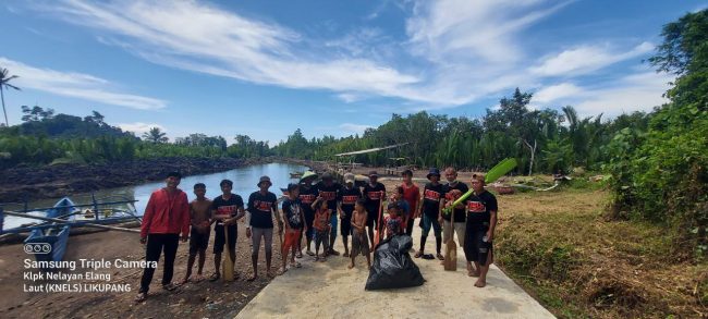 Usai angkat sampah Pasukan Knels Likupang lakukan pemilahan sampah untuk di bawah ke Bank Sampah Induk Likupang.