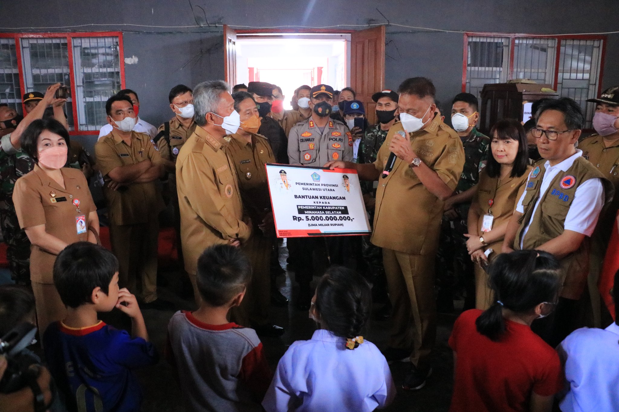 Pemprov Sulut Bantu Korban Bencana Abrasi Pantai Teluk Amurang