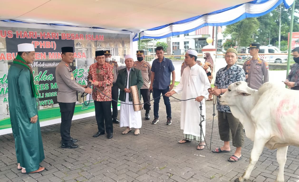 Idul Adha 1443 H, ROR Serahkan Hewan Qurban di Polres Minahasa