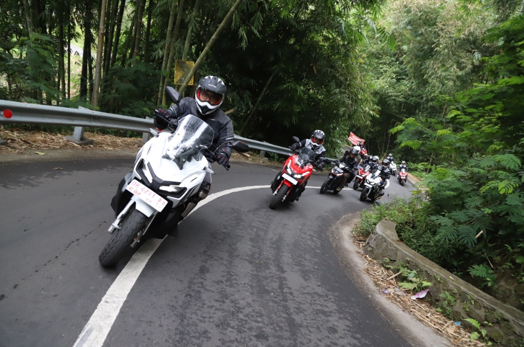 Kondisi Jalan Menurun dan Tanjakan, Begini Cara Berkendara Motor Matik