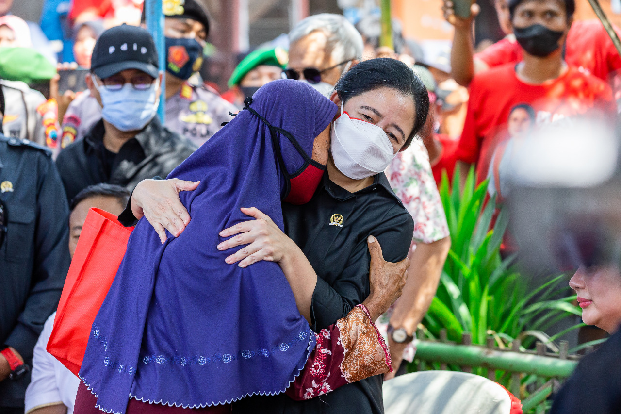 Peluk Tangis Bu Rohini ke Ibu Puan : Saya Tak Kehujanan Lagi