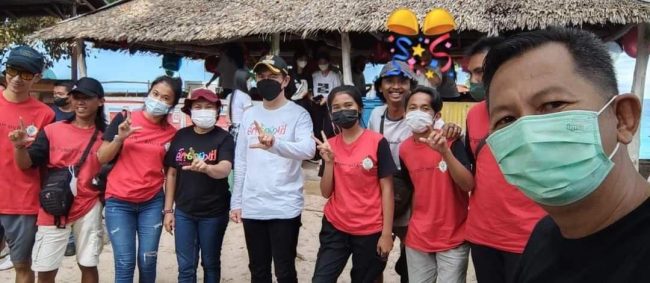 Jelly Maramis (paling depan kanan) swafoto dengan Bupati Minahasa Utara Joane Ganda dan anak-anak KPA Likupang. (ist)