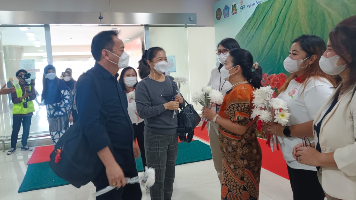 Panitia TIFF 2022 Berbagi Bunga Krisan Pada Penumpang Extra Flight Garuda Indonesia