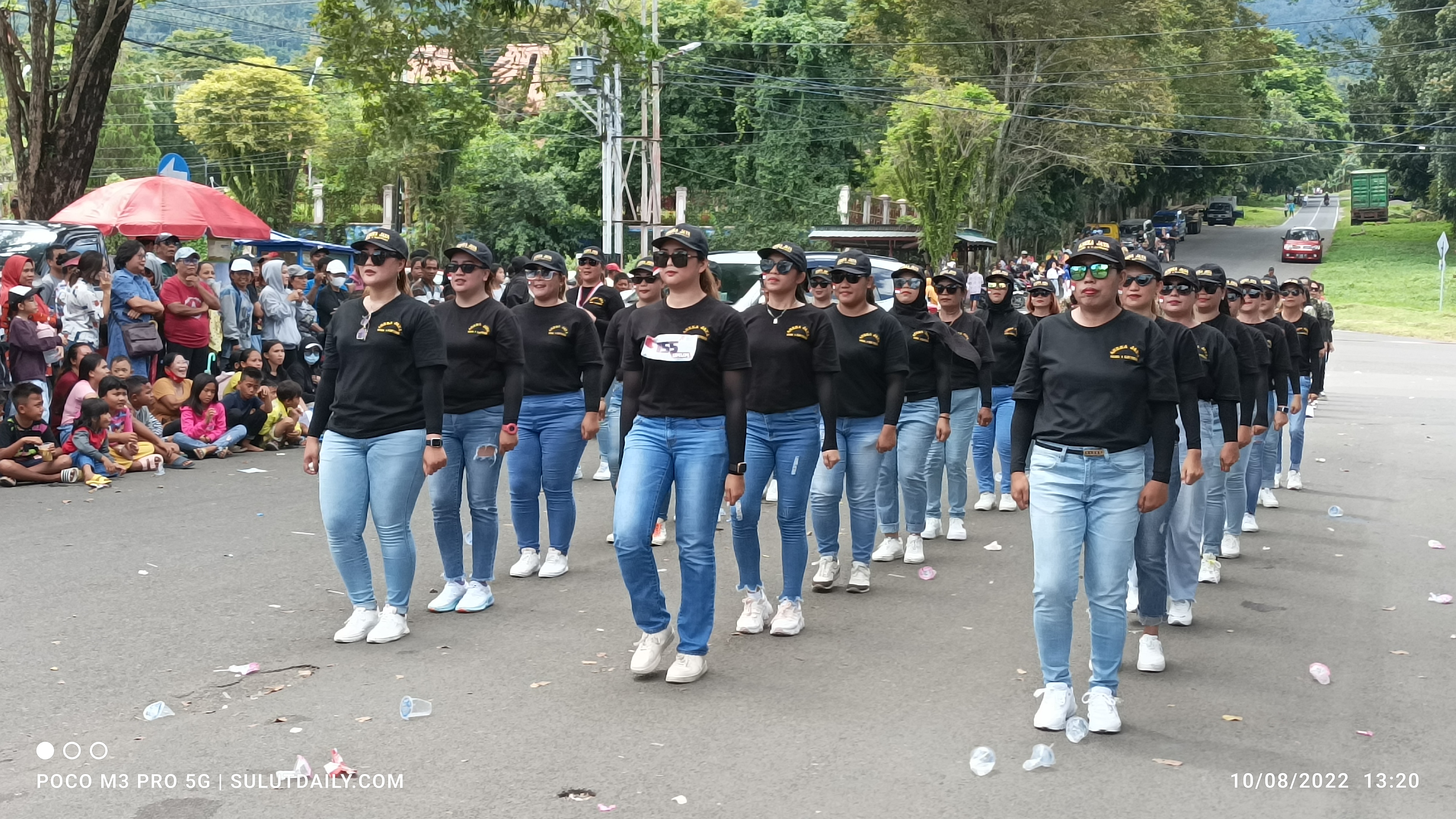 Meriahkan HUT RI ke 77, Toko Meubel Aneka Jaya Girian Utus Karyawannya Ikut Gerak Jalan