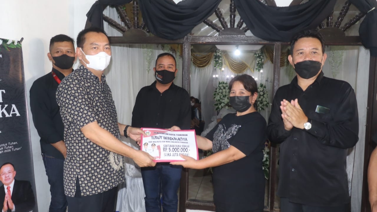 Walikota Caroll Melayat di Rumduk Meninggalnya Ibu Kandung dari Fietber Raco Walikota Caroll Melayat di Rumduk Meninggalnya Ibu Kandung dari Fietber Raco