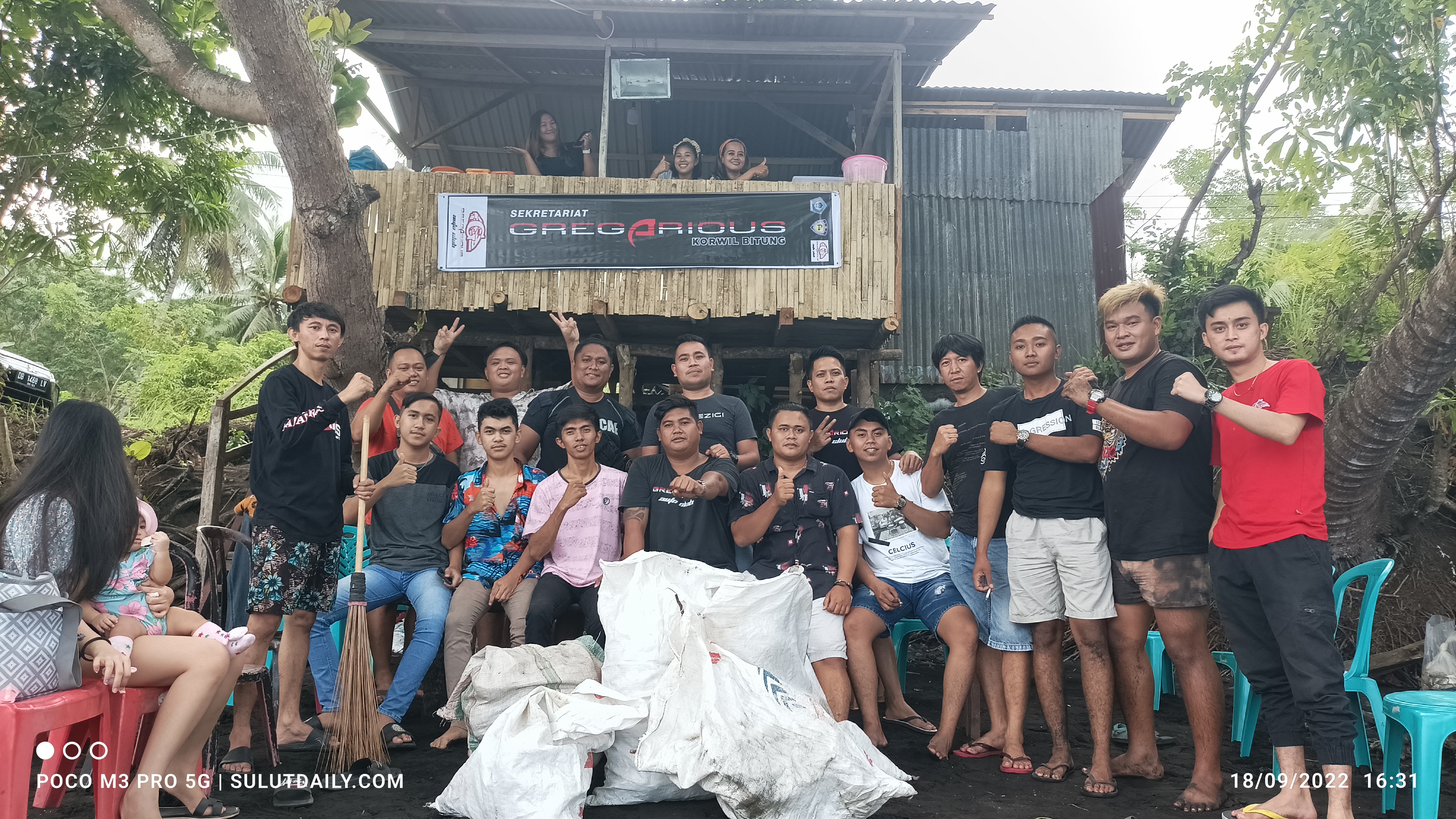 Tunjang FPSL 2022, Gregarious Auto Club Bitung Gelar Baksos Bersih Pantai