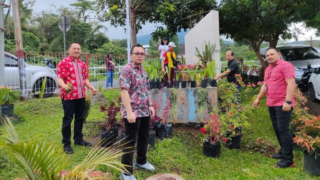 PD Pasar Tomohon Ikut Dukung Penilaian Adipura, Perindah Pasar Beriman