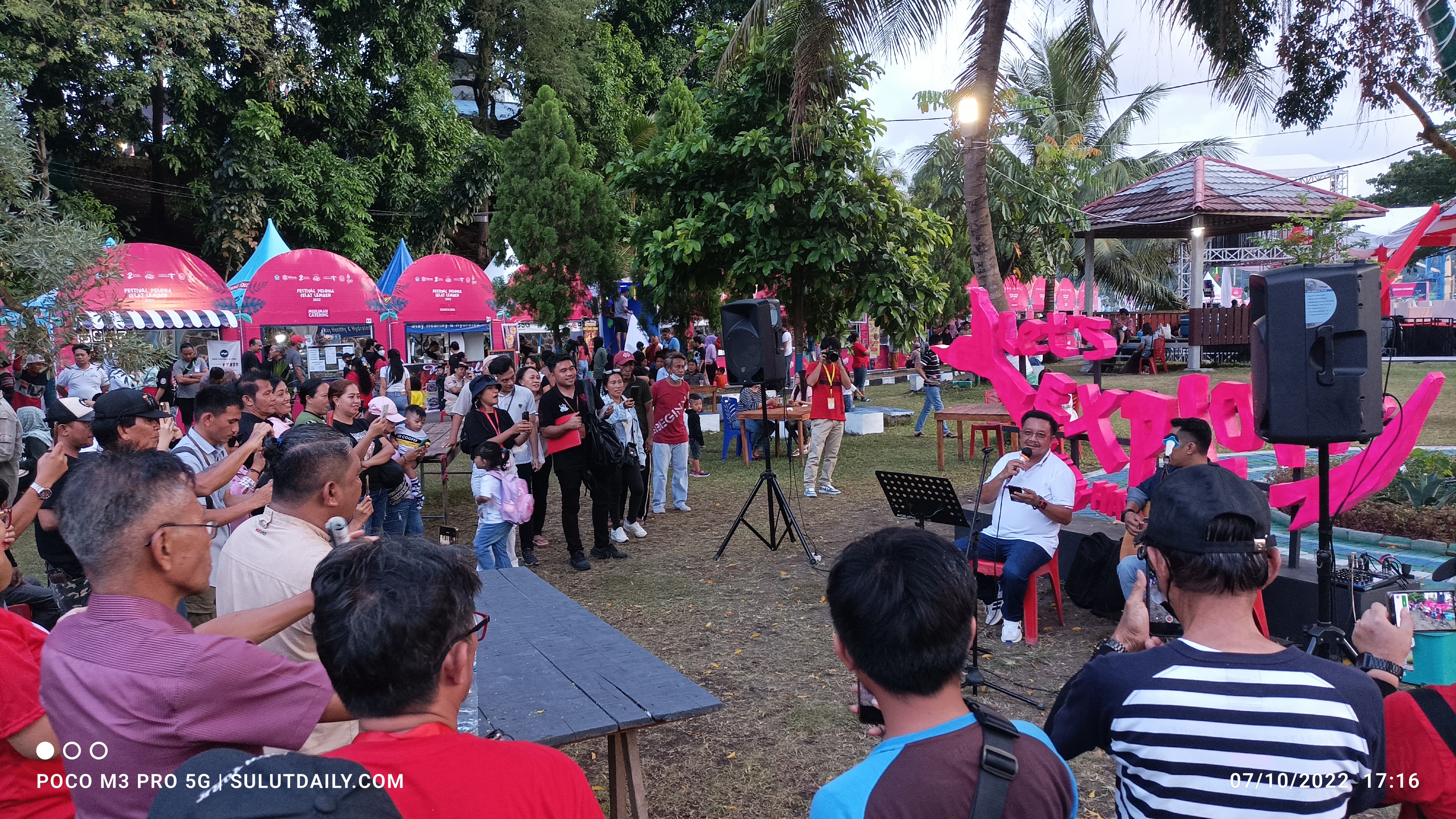Bawakan 5 Buah Lagu, Maurits Mantiri Hibur Pengunjung di Area Kuliner FPSL 2022