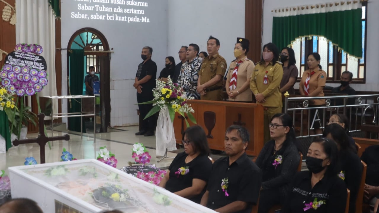 Caroll-Jeand’arc Sampaikan Rasa Duka, Ikuti Ibadah Pemakaman Korban Tanah Longsor Rurukan