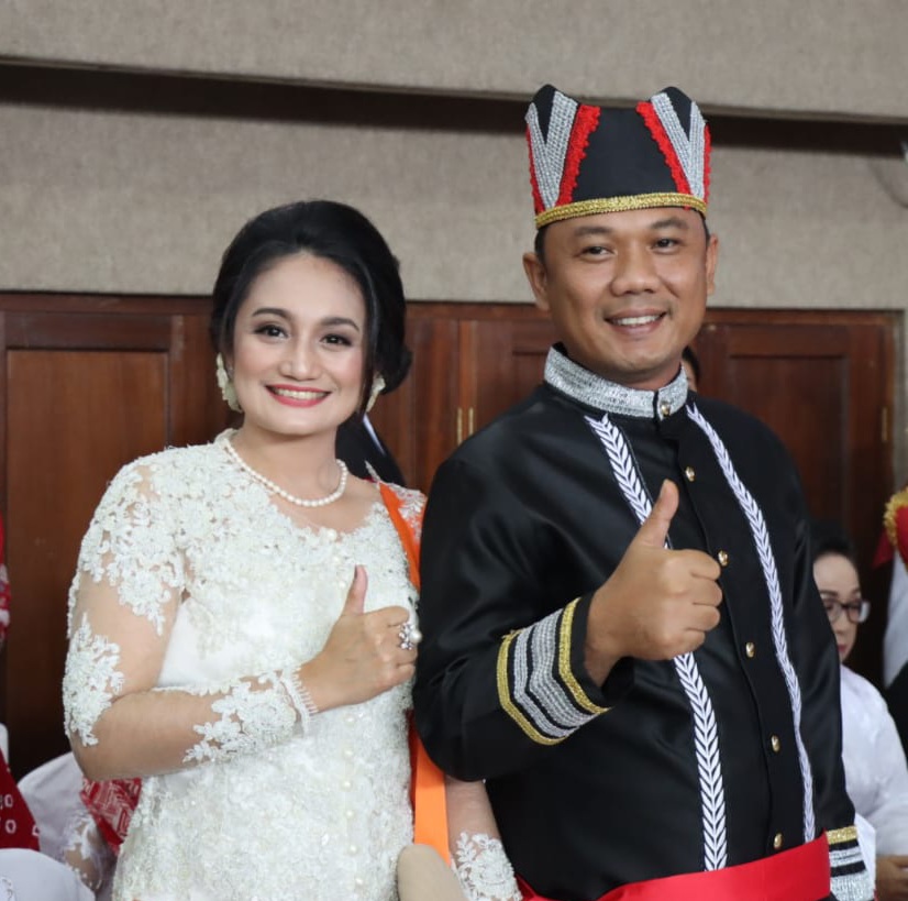 Hadiri Rapat Paripurna, Kapolres Minahasa Bersama Istri Tampil Memukau Dengan Gaun Adat