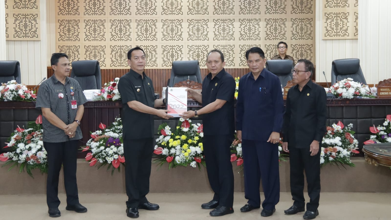 Walikota Caroll Sampaikan Penjelasan Ranperda APBD 2023 Pada DPRD Kota Tomohon