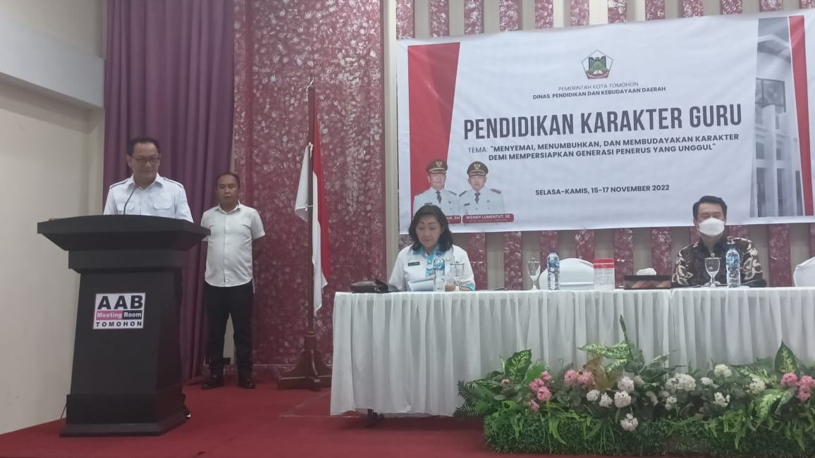 Walikota Caroll Buka Pendidikan Karakter Guru