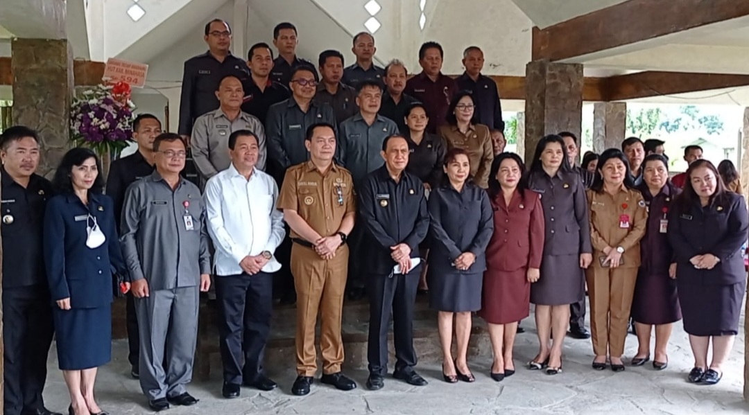 Sambut HUT Ke-594, Bupati Minahasa dan Rombongan Ziarah Disejumlah Makam Para Mantan Pejabat Daerah