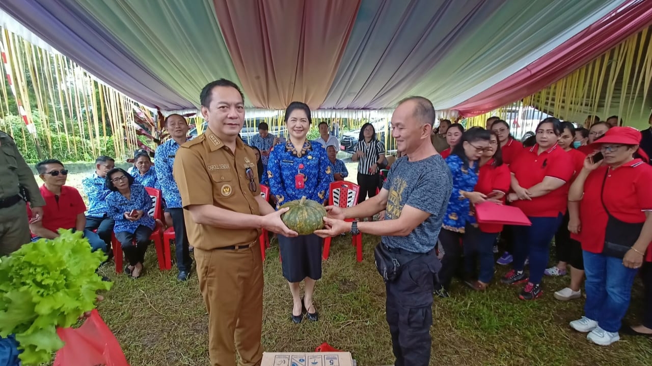 Kukuhkan 2 Poktan, Walikota Caroll Canangkan “Marijo Batanam Tanaman Organik”