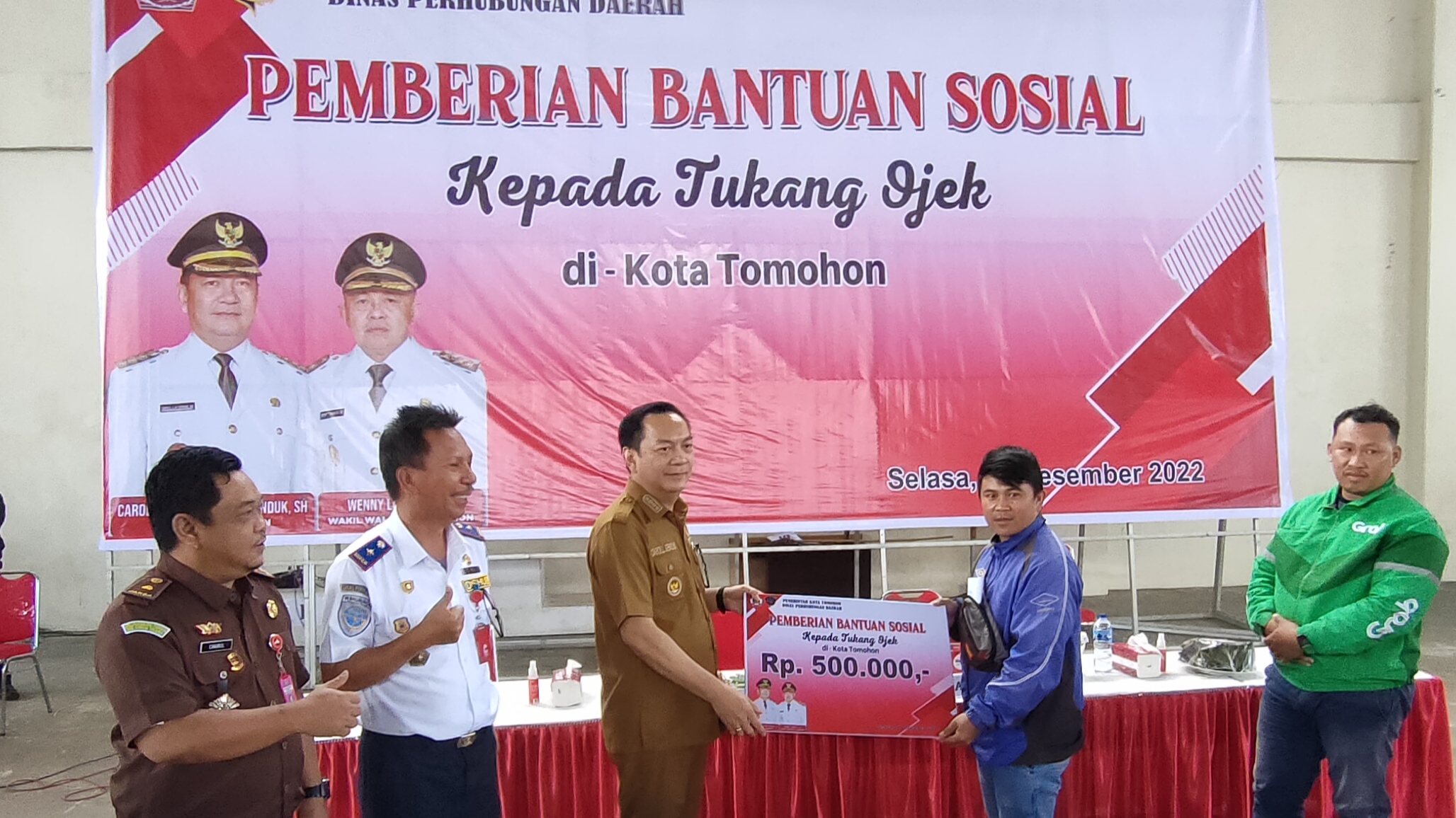 Walikota Caroll Serahkan Bansos Bagi Ratusan Tukang Ojek di Tomohon Walikota Caroll Serahkan Bansos Bagi Ratusan Tukang Ojek di Tomohon