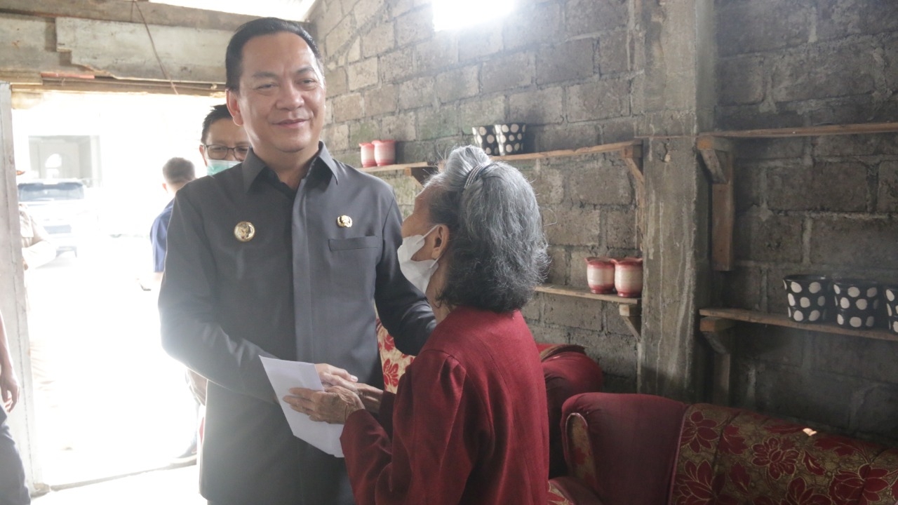 Walikota Caroll Serahkan Bansos Lansia November – Desember 2022 Walikota Caroll Serahkan Bansos Lansia November – Desember 2022