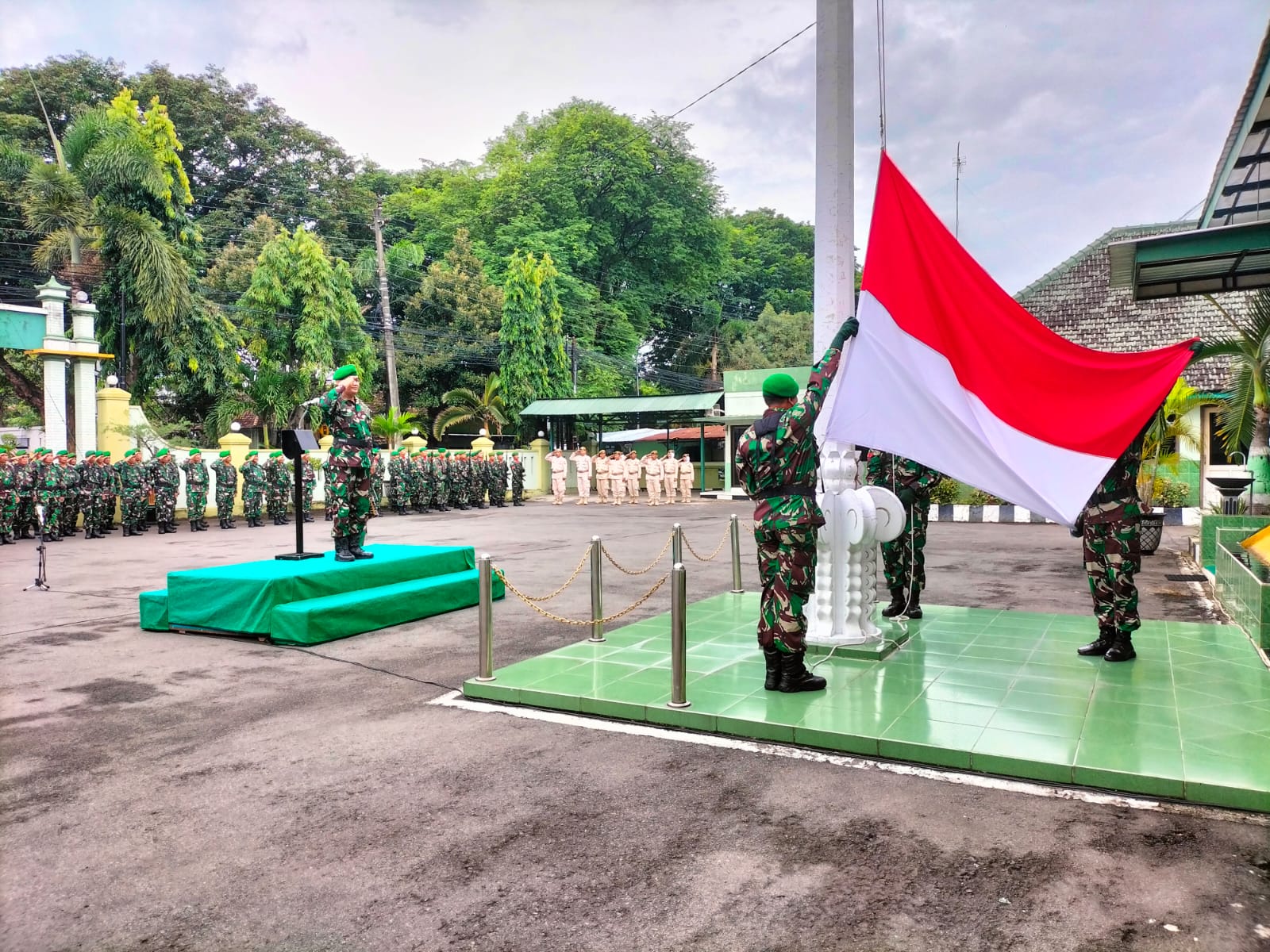 Dengan Pengibaran Bendera Merah Putih Kita Mengenang dan Hormati Perjuangan Para Pahlawan