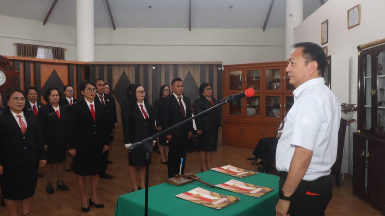 Walikota Caroll Melantik 22 Kepala Sekolah