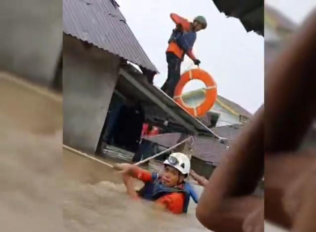 Banjir dan Longsor Kepung Manado, Berikut Foto-foto Heroik Aparat dan Warga yang Patut Jadi Teladan